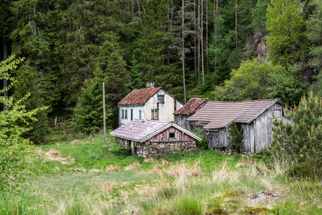 Quiet path and old buildings near the Langevann route